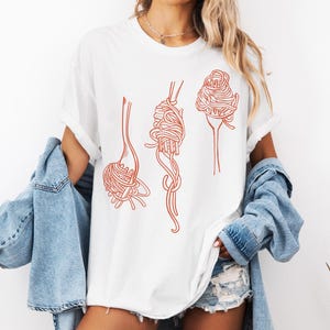 K&ouml;nnte beinhalten: Wei&szlig;es T-Shirt mit einer roten Linienzeichnung von drei Gabeln mit Spaghetti darauf.