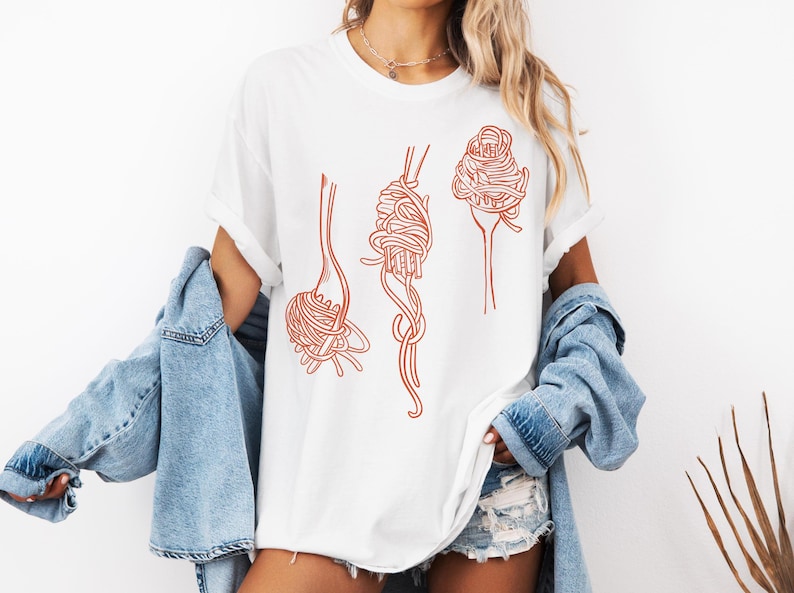 K&ouml;nnte beinhalten: Wei&szlig;es T-Shirt mit einer roten Linienzeichnung von drei Gabeln mit Spaghetti darauf.