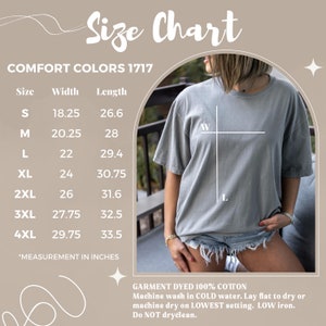 Puede incluir: Tabla de tallas para camisetas de las tallas S a 4XL. La tabla muestra las medidas de ancho y largo en pulgadas para cada talla. El texto "COMFORT COLORS 1717" est&aacute; en la parte superior de la tabla. El texto "GARMENT DYED 100% COTTON" est&aacute; en la parte inferior de la tabla, junto con las instrucciones para lavar y secar las camisetas.