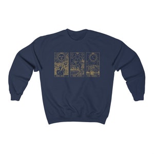 K&ouml;nnte beinhalten: Marineblaues Sweatshirt mit goldfarbenen Tarotkarten-Designs. Das Design zeigt die Karten Sonne, Stern und Mond. Das Sweatshirt besteht aus einem weichen Material und hat einen Rundhalsausschnitt.