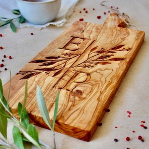 Tábua de corte personalizada em madeira de oliveira com cabo | Gravação de iniciais para casamentos | Presente de casamento para noivos, aniversário, inauguração de casa | Tábua de corte de cozinha exclusiva com cabo