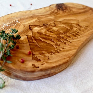 Snijplank van olijfhout met bergmotief | Gepersonaliseerde gravure voor wandelaars | Vaderdag, bruiloft, verjaardag, kerst | Cadeau voor mannen | Natuurlijk hout