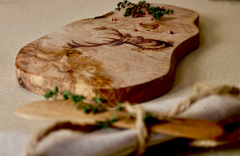 Cadeau randonneur, planche à découper cerf, cadeau fête des mères, cadeau homme, planche à découper personnalisée, bois d'olivier, amoureux de la nature, cerf image 2