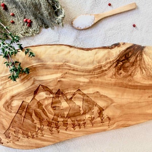 Berge Geschenk ,personalisiertes Schneidebrett, Olivenholz, graviert, Geburtstagsgeschenk, Hochzeitsgeschenk,Schneidebrett Bild 2