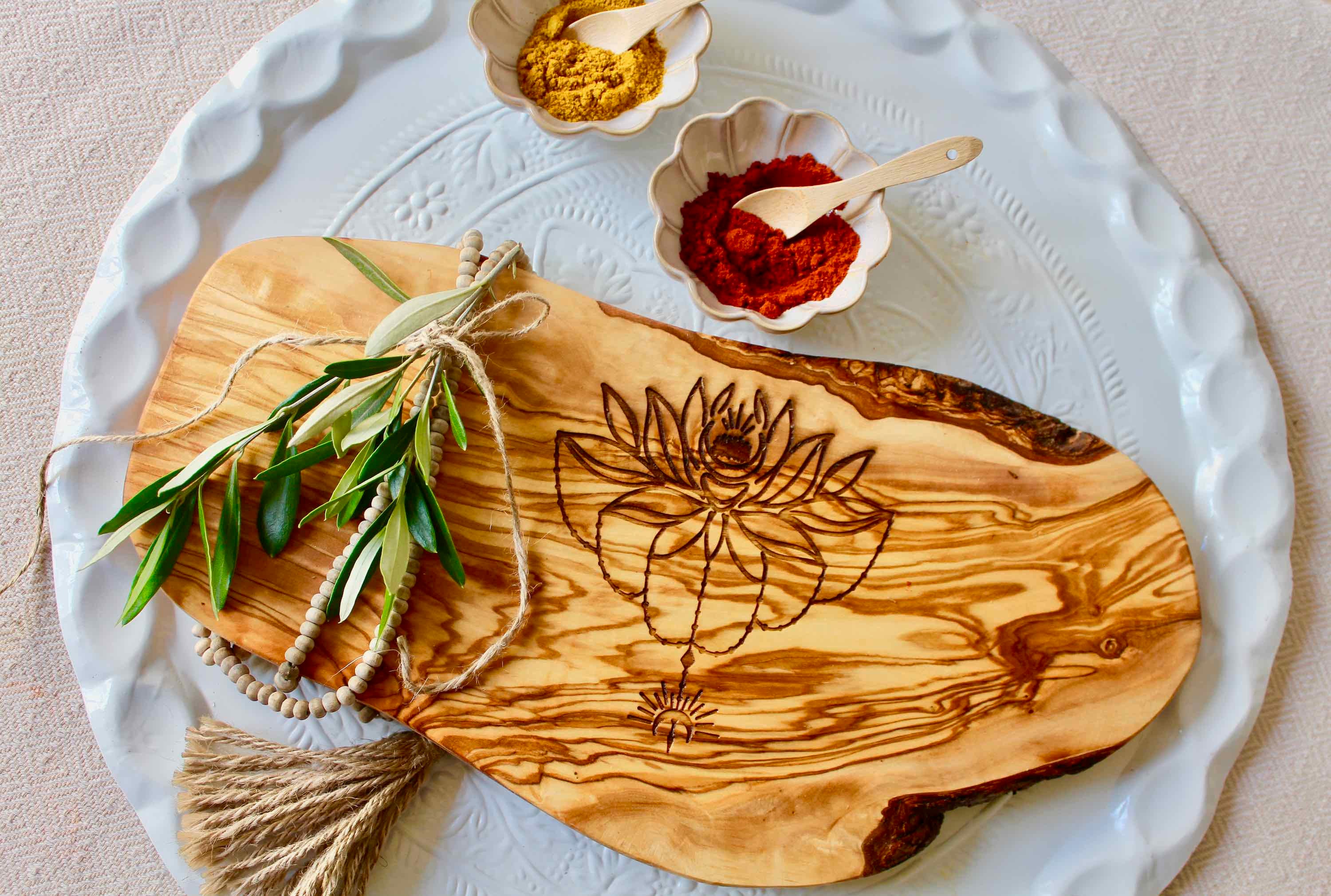 planche à découper, bois d'olivier, gravé, cadeau de noël, mariage, fleur lotus, spirituel, mandala