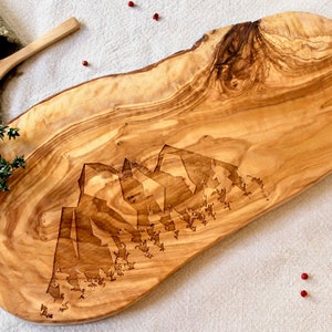 Berge Geschenk ,personalisiertes Schneidebrett, Olivenholz, graviert, Geburtstagsgeschenk, Hochzeitsgeschenk,Schneidebrett Bild 3