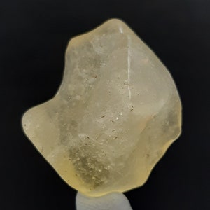 Verre du désert libyen (veuillez lire la description et voir la vidéo / les images pour la taille)