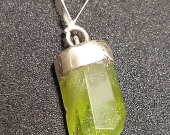 Pendentif Péridot (Veuillez lire la description, voir la vidéo / les images pour la taille)