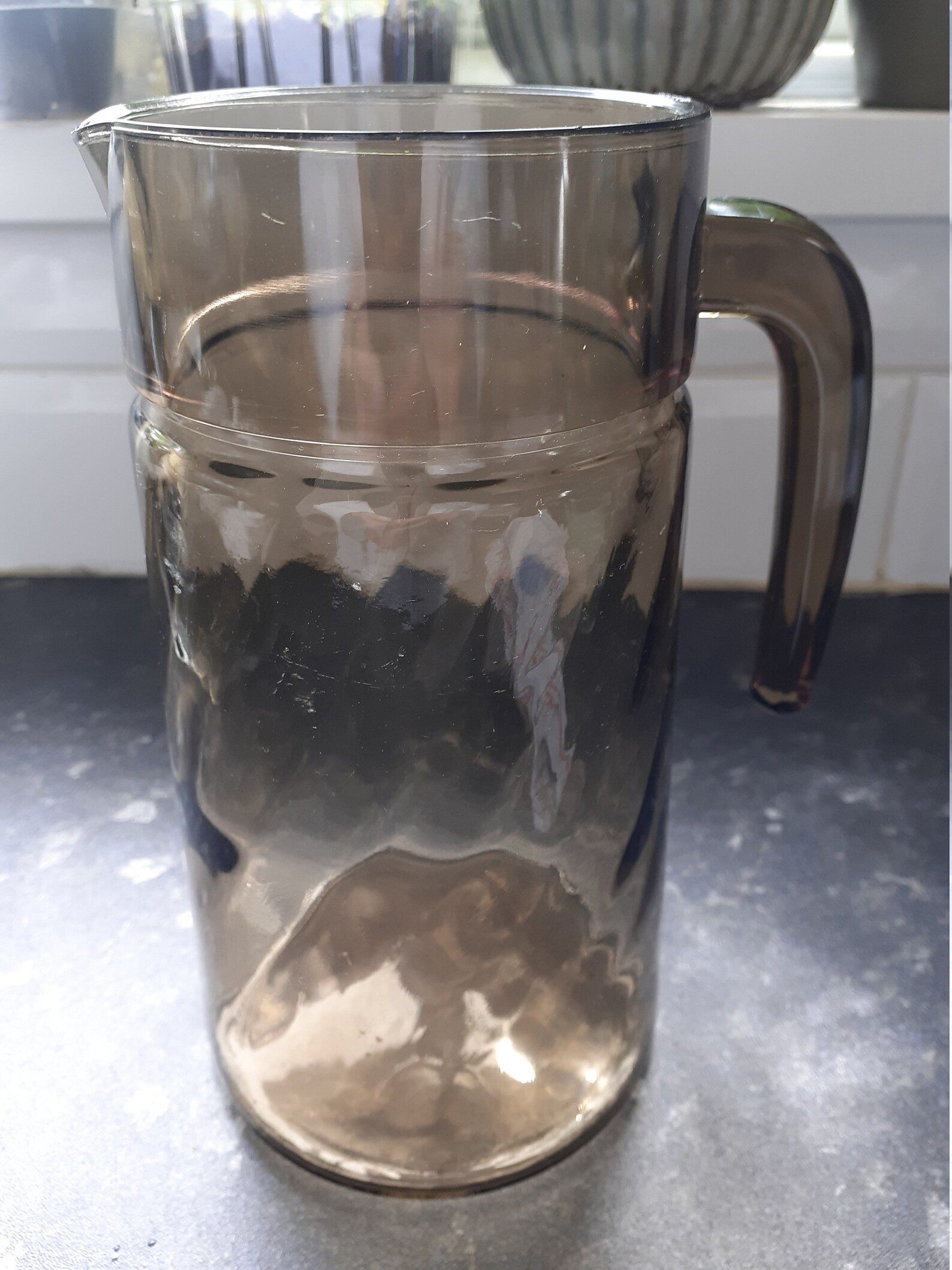 Luminarc gerookte glazen kan / kruik. Frans glaswerk uit