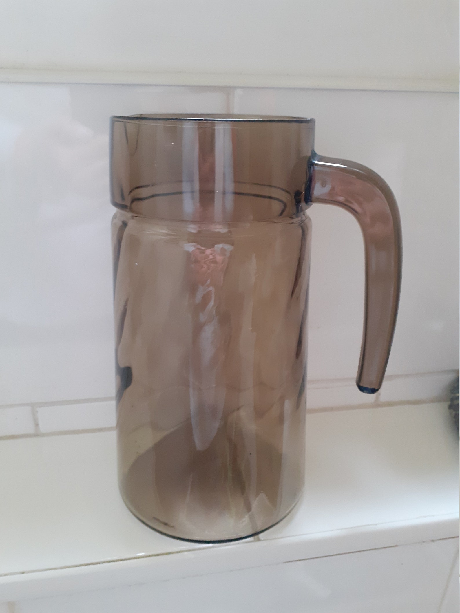 Luminarc gerookte glazen kan / kruik. Frans glaswerk uit