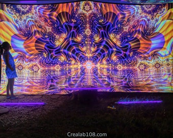Pode incluir: Uma grande tapeçaria com um design psicodélico em tons de laranja, roxo e azul. A obra de arte apresenta padrões intrincados e uma fonte de luz central radiante. A cena é iluminada por luzes roxas, criando uma atmosfera surreal.