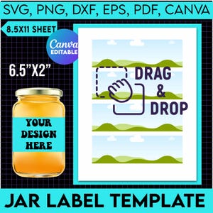 Op de afbeelding: Een afdrukbare etiket sjabloon voor potten met een blauw, groen en wit landschapsontwerp. De sjabloon is 6,5 inch bij 2 inch en bevat de tekst "DRAG & DROP" en een handpictogram. De sjabloon is bewerkbaar in Canva.