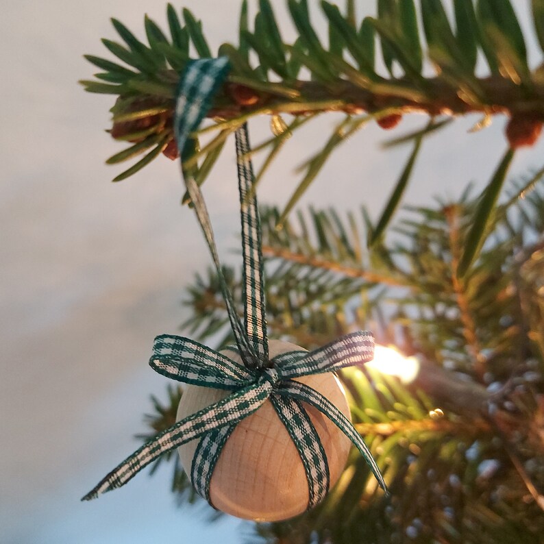 Handgearbeiteter Christbaumschmuck aus Holz mit Vichykaroband in Rot oder Naturholz Bild 5