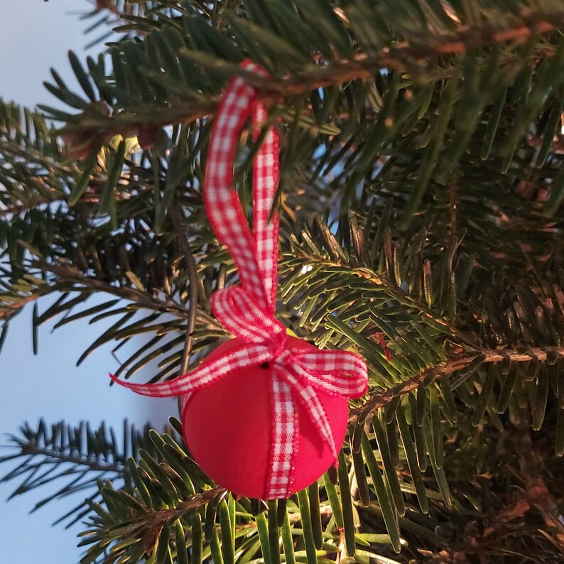 Handgearbeiteter Christbaumschmuck aus Holz mit Vichykaroband in Rot oder Naturholz Bild 6