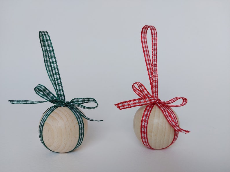 Handgearbeiteter Christbaumschmuck aus Holz mit Vichykaroband in Rot oder Naturholz Bild 1