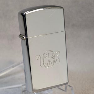 未発火 1966 年製 ハイポリッシュ Zippo スリム - 装飾的なモノグラム、イニシャルの彫刻 - 新古品、ビンテージ Zippo ビンテージ ライター - 新品同様