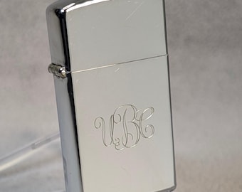Ungebranntes 1966 Hochglanzpoliertes Zippo Slim - Verziertes graviertes Monogramm, Initialen - New Old Stock, Vintage Zippo Vintage Feuerzeug - Mint Zustand