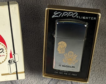 Rzadka zapalniczka McClellan Zippo Slim z 1975 r. - Nieużywana, w idealnym stanie - W oryginalnym pudełku - Nigdy nieużywana - Wykończenie lustrzane - Armia USA - Wojsko - Prezenty dla niego