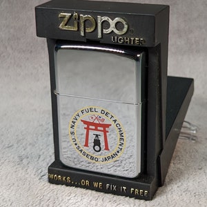 希少な 1986 年製米国海軍燃料派遣隊 Zippo - 新品同様 - 佐世保、日本 - 海軍 Zippo - 動作するビンテージ ライター - ミリタリア海軍コレクター