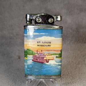 St. Louis Paddleboat Souvenir Feuerzeug - Halbautomatisch - Mississippi Flussdampfer Missouri - 1950er Jahre - Midcentury - Vintage Feuerzeug