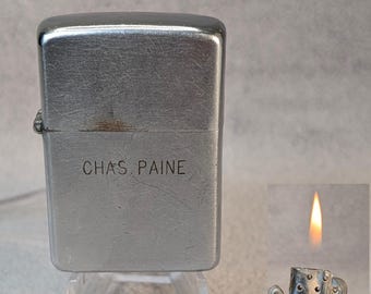 1951 Stalowa obudowa Zippo - Logo z literami blokowymi, szczotkowane wykończenie - Dobrze zużyta, działająca zapalniczka vintage - Otwierana na zatrzask, wiatroszczelna - Wyjątkowy prezent dla palaczy