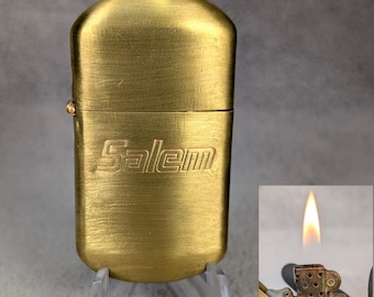 Encendedor vintage Salem: latón cepillado, tapa abatible resistente al viento y restaurada.