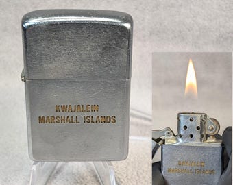 1970 Kwajalein Missile Range Zippo - Wyspy Marshalla, Historia Wojskowa, Poligon Testowy ICBM - Flip Top, Wiatroszczelny - Działająca Zapalniczka Vintage