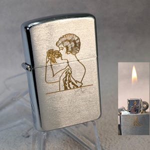 Encendedor de tapa abatible Risqué Mink - Pin-up Art Déco de los años 50, fabricado en Japón - Encendedor vintage funcional - Restaurado y reacondicionado - Recargable de lujo