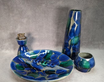 Set da fumo Madeline Originals moderno della metà del secolo - Accendino abbinato, posacenere, portasigarette, vaso - Smalto a flusso blu, verde, argento - Funzionante