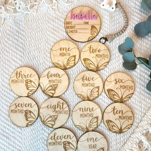 Anuncio e hitos personalizados del nacimiento del bebé mariposa