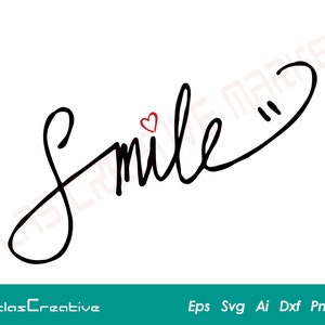 Puede incluir: Un diseño de fuente cursiva en blanco y negro de la palabra "smile" con un pequeño corazón rojo sobre la "i".