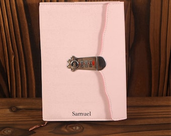 Può includere: Diario rilegato in pelle rosa con lucchetto a combinazione e il nome "Samuel" inciso sulla copertina.