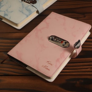 Aangepast slotdagboek, Marble Code Journal met kaartsleuf, navulbaar dagboek, cadeau voor moeder, haar en dochter