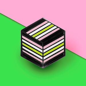 Agender Girl Pride Flag Cube Pin – Geometrisk HBTQ-brosch med sparkbyxa