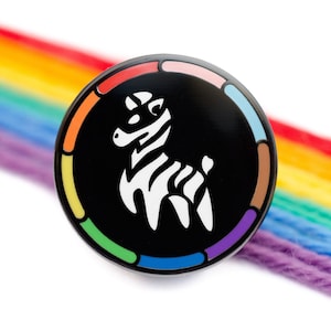 Pin con el logo de la cebra orgullosa: insignia de solapa con esmalte arcoíris inclusivo (latón, esmalte duro)