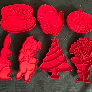 Vintage Tupperware Cookie Cutters Set of 8 in Christmas Tupperware Container