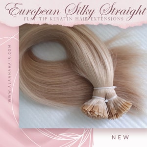 Op de afbeelding: Europese zijdezachte rechte platte keratine haarverlengingen. Een close-up van blonde haarverlengingen met keratine-verbindingen. Het haar is zijdezacht recht en ziet er nieuw uit.