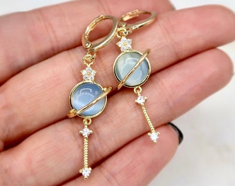 Delicati orecchini Saturno, orecchini a cerchio fatti a mano con pianeta Saturno in occhio di gatto blu, orecchini celestiali con zirconi cubici riempiti d'oro