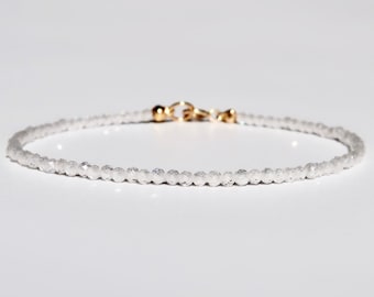 Bracciale con minuscole perline bianche super scintillanti, delicato braccialetto impilabile con zirconi cubici da 2 mm scintillanti, braccialetto minimalista fatto a mano con perline sottili