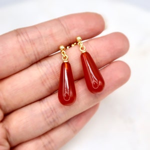 Minimalistische rote Chalcedon Teardrop Ohrringe, 14K Gold Filled Karneol Tropfen Ohrringe, tief orange rote Edelstein Ohrstecker, handgemachte rote Ohrringe