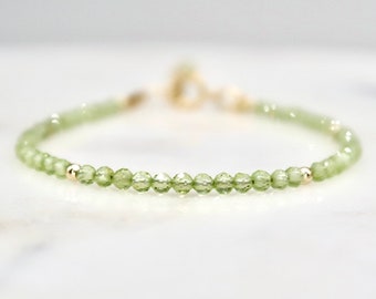 2 mm gefacetteerde groene peridot-armband, 14K gold filled verstelbare echte edelsteen stapelarmband, peridoot-sieraden augustus geboortesteen