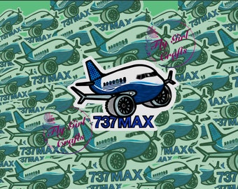 Könnte beinhalten: Ein blauer und weißer Flugzeugaufkleber mit dem Text "737 MAX" darauf. Der Aufkleber ist von anderen Flugzeugaufklebern mit demselben Text umgeben.