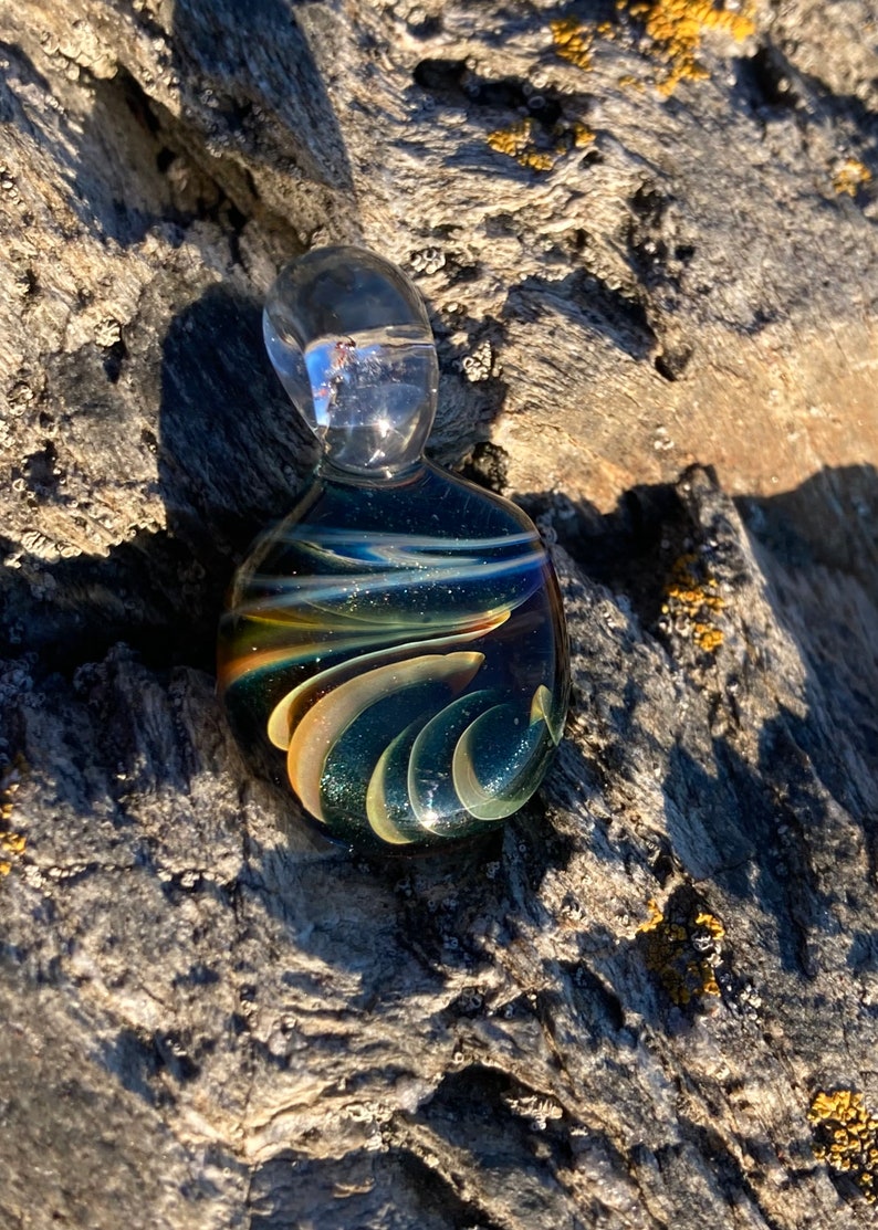 Shimmering pendant