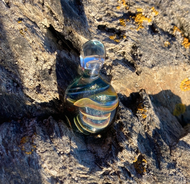 Shimmering pendant