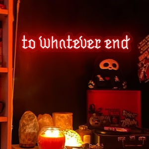 Puede incluir: Un letrero de neón rojo que muestra la frase "to whatever end" en una fuente gótica. El letrero está montado en una pared oscura, con una estantería debajo que contiene velas, un tocadiscos y otros elementos decorativos. La estética general es melancólica y atmosférica.