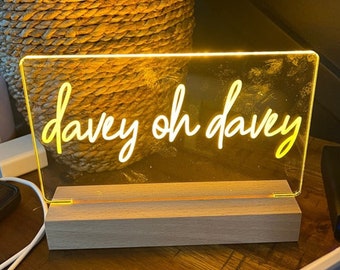 USB Power Personalized LED Name Sign Engraved Night Light Custom Stand Light Up Sign Wood Table Night Lamp Wedding Birthday Mother‘s Gift