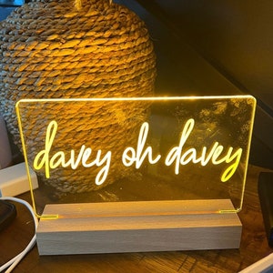 Luce notturna a LED personalizzata con alimentazione USB, con incisione del nome, con supporto luminoso personalizzato, lampada da tavolo in legno, regalo per matrimoni, compleanni e mamme.