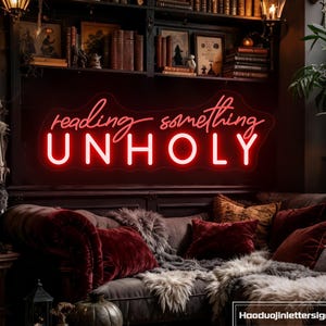 Insegna al neon a LED "Reading Something Unholy", luce al neon personalizzata per biblioteca domestica, decorazione da parete per libreria in sala lettura, regali piccanti per gli amanti dei libri