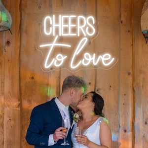Cheers To Love Insegna al neon a LED personalizzata Luce notturna Decorazione da parete per camera da letto Regalo personalizzato Sfondo per matrimonio Decorazione di fidanzamento Regalo per lei