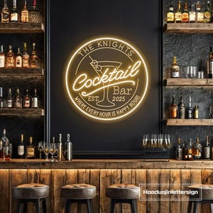 Könnte beinhalten: Ein Neonschild für "The Knights Cocktail Bar" mit gelbem Leuchtkontur. Das Schild ist kreisförmig und zeigt eine Cocktailglas-Grafik und den Text "Where Every Hour Is Happy Hour!". Die Bar hat Holzregale und Hocker.